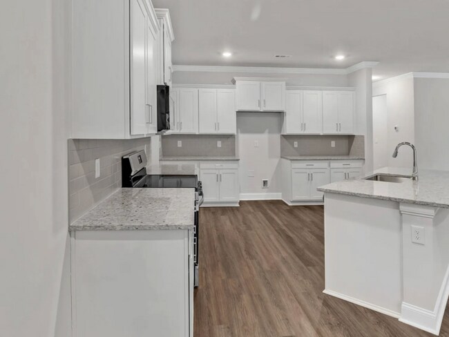 Building Photo - THREE CAR GARAGE in Resort Community