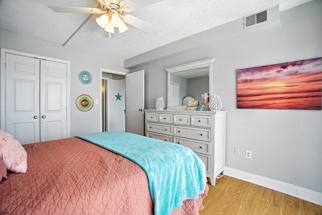 Building Photo - 3558 Shore Dr