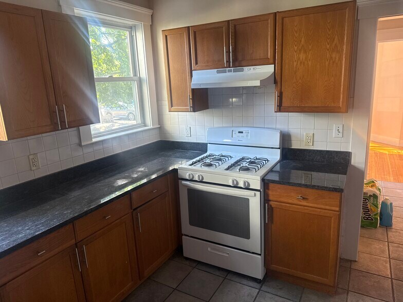 Building Photo - 144 Brooks St