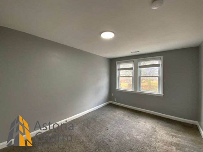 Building Photo - 3 Bedroom Home with Den and Fenced Yard in Quiet Neighborhood