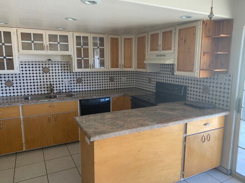 Kitchen with Granite counters - 5322 W Saint Moritz Ln