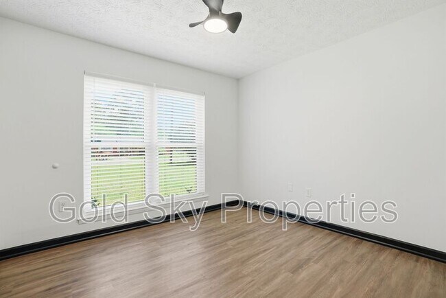 Building Photo - 703 Pineview Ct