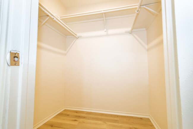 Building Photo - Woodlake ~ 2 Bedroom Duplex
