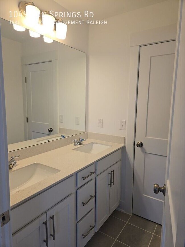 Building Photo - 1049 Sun Spgs Rd