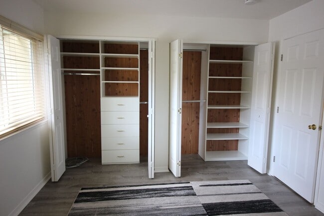 Building Photo - 2 Bedroom Townhome for Rent