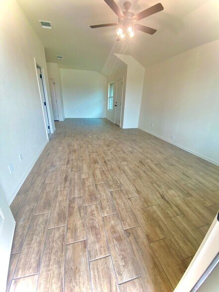Building Photo - 2425 Alterman Dr