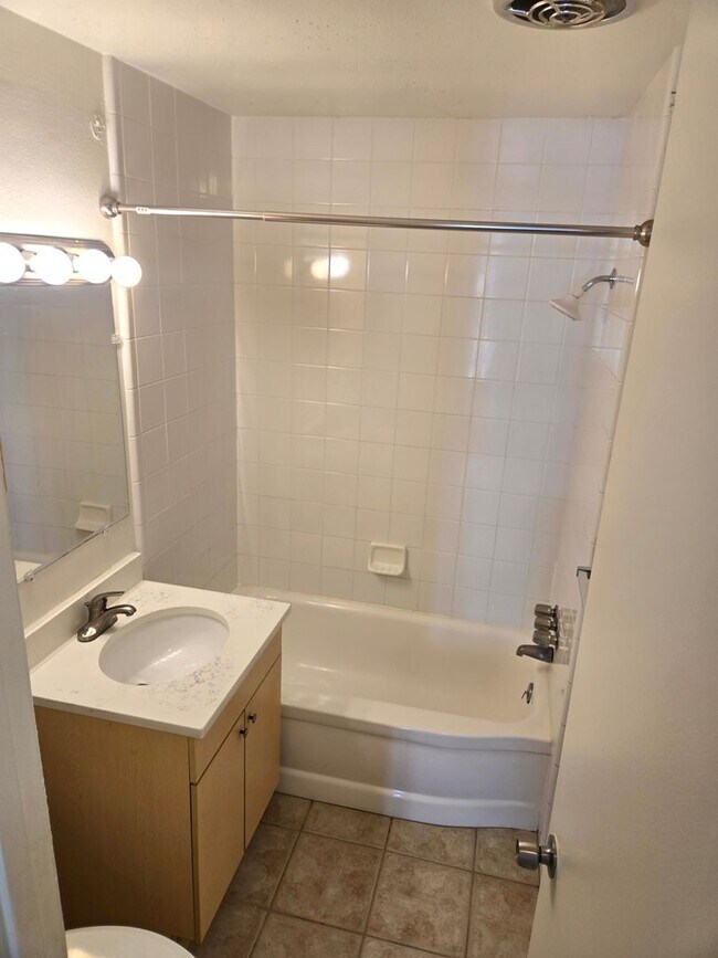 Building Photo - Charming 1-Bedroom Condo in the Heart of Denver's University Neighborhood
