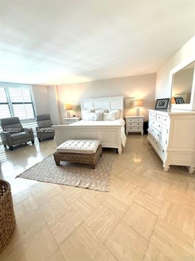 Building Photo - 1121 Crandon Blvd