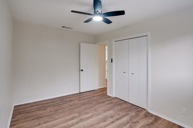 Building Photo - 2103 Pompton Dr