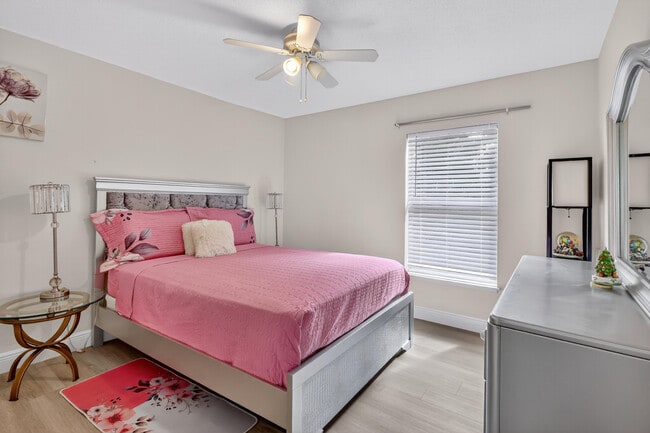 Building Photo - 1676 SW Mackey Ave