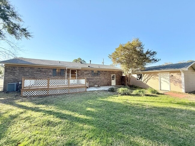 Building Photo - ??Spacious 3-Bedroom Home - Large Lot