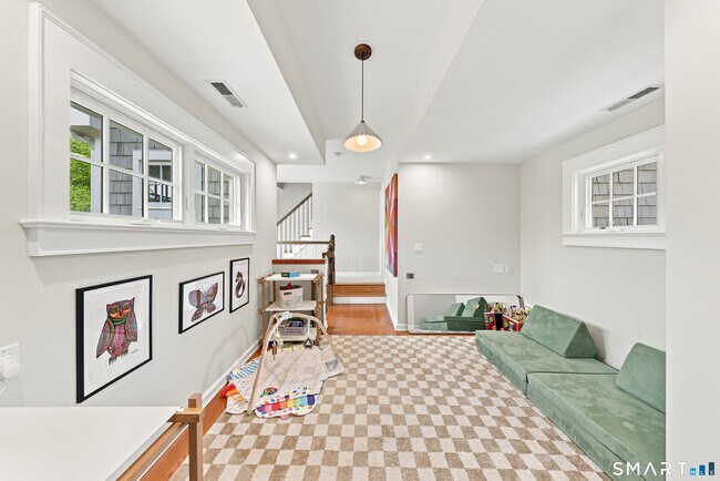 Building Photo - 11 Belaire Dr