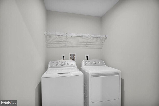 Building Photo - 76 SAND HILLS Dr