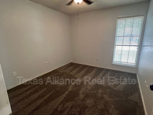 Building Photo - 741 Sparrow Ln