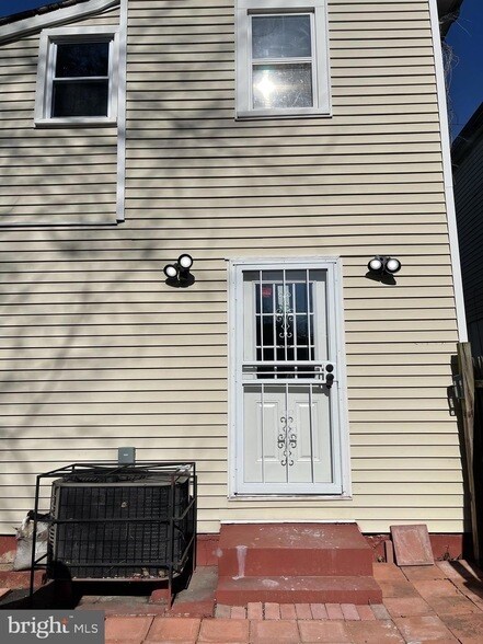 Building Photo - 5325 Gay St NE
