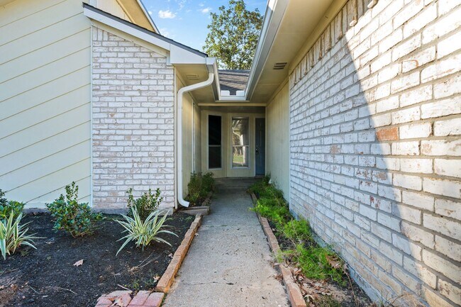 Building Photo - 3819 Deerbrook Dr