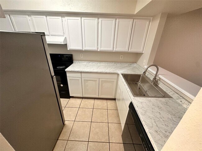 Building Photo - 8714 Victorian Village Dr