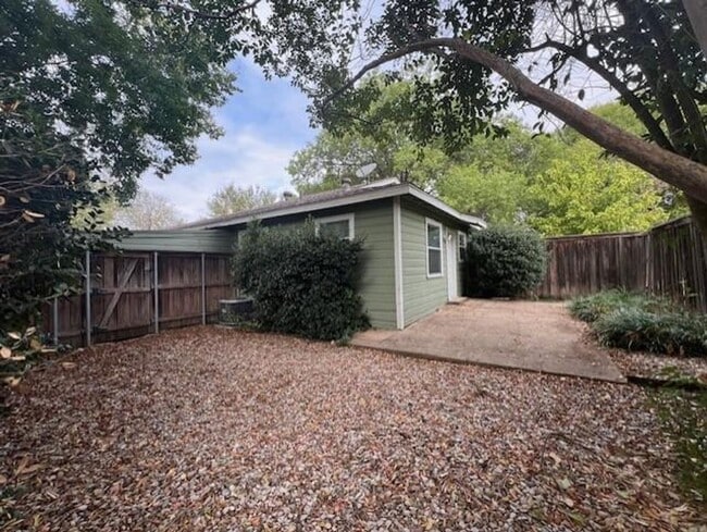 Building Photo - 304 N Oak St