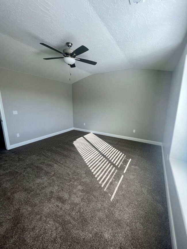 Building Photo - Beautiful 3 bedroom, 2.5 bathroom townhome!!