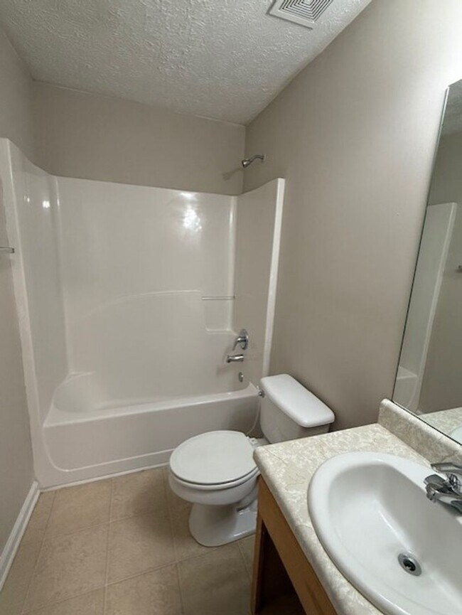 Building Photo - 4 Bedroom 3 Bath Specious Home