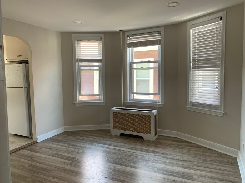 Living room - 15 Russell Rd