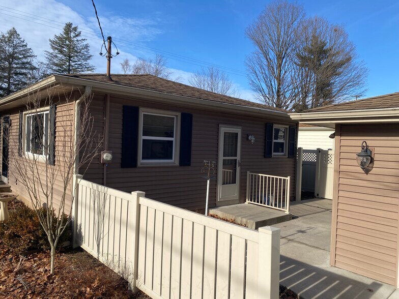 Building Photo - 1710 Greenview Ave