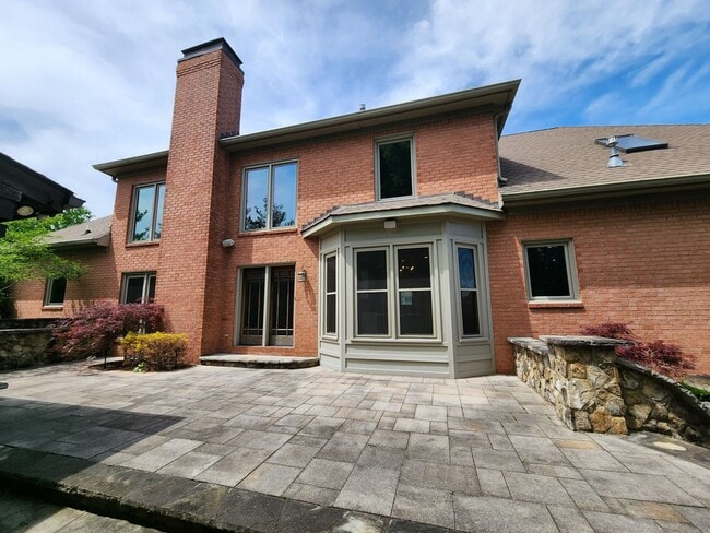 Building Photo - Gorgeous 4/3.5 with amazing back patio!