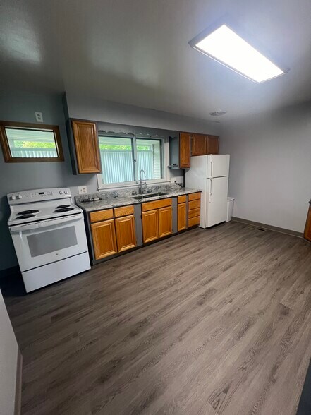 Building Photo - 5127 W Elmwood Ave