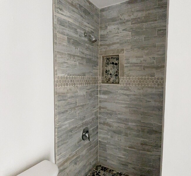 Building Photo - 1561 NE 109th St