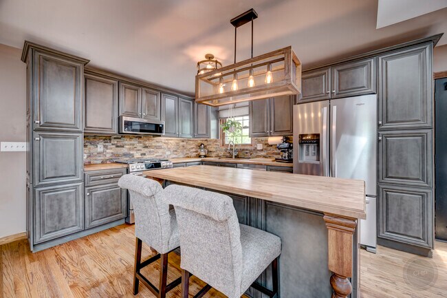 Building Photo - 7215 Larchwood Ln