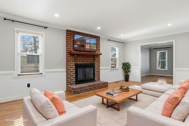 Building Photo - LOVELY 4 BEDROOM HOME IN MONACAN HILLS