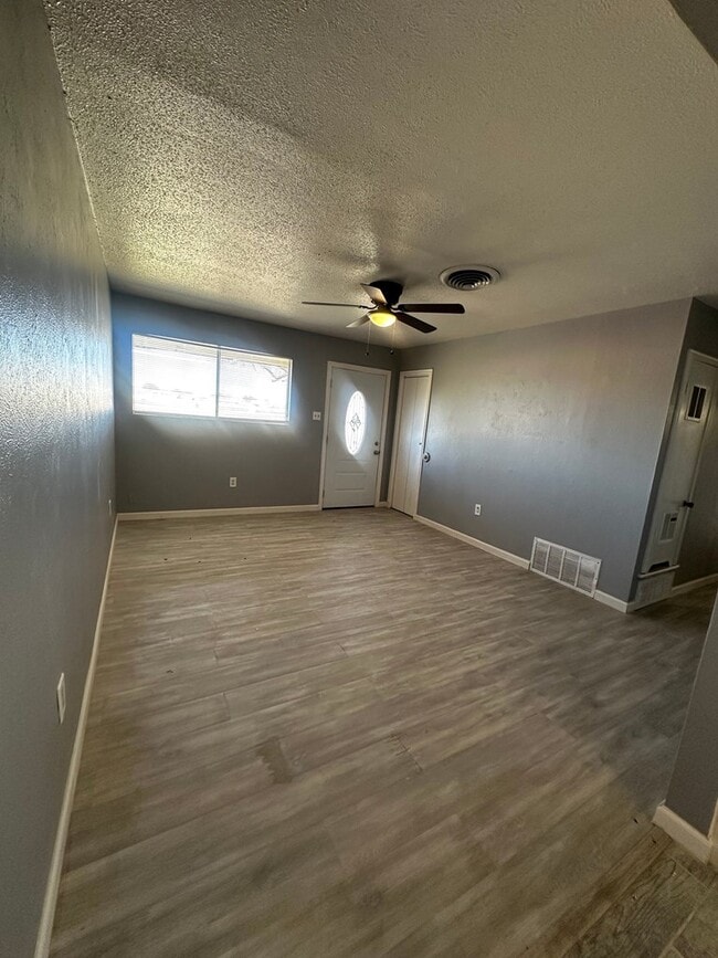 Building Photo - 2206 Lyndale Dr