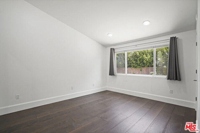 Building Photo - 16544 Park Ln Dr