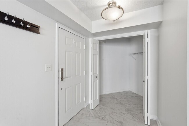 Building Photo - Updated 2BR Condo in Old Town Alexandria - 2 blocks to Metro