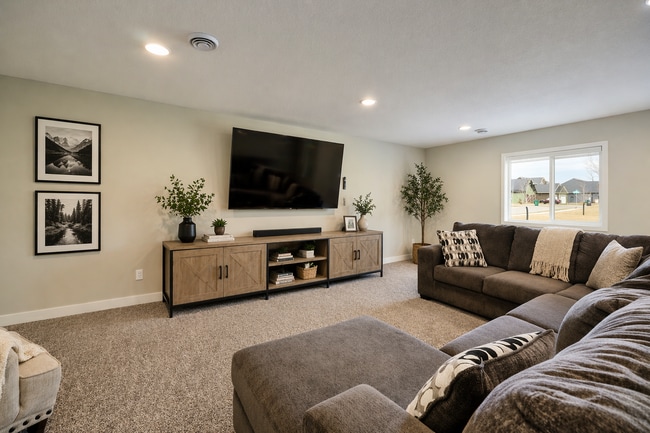 Building Photo - Spacious 4-Bedroom Gem with Modern Comforts and Finished Basement in Vadnais Heights!