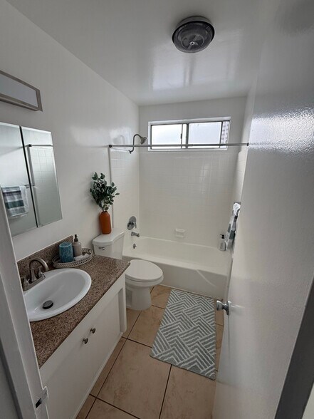 Building Photo - 999 Locust St