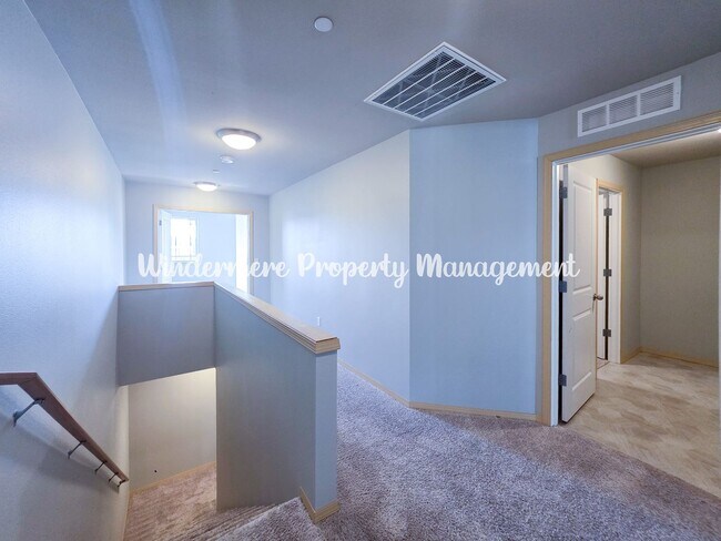 Building Photo - Bright and charming 3 bed townhome in Pinn...