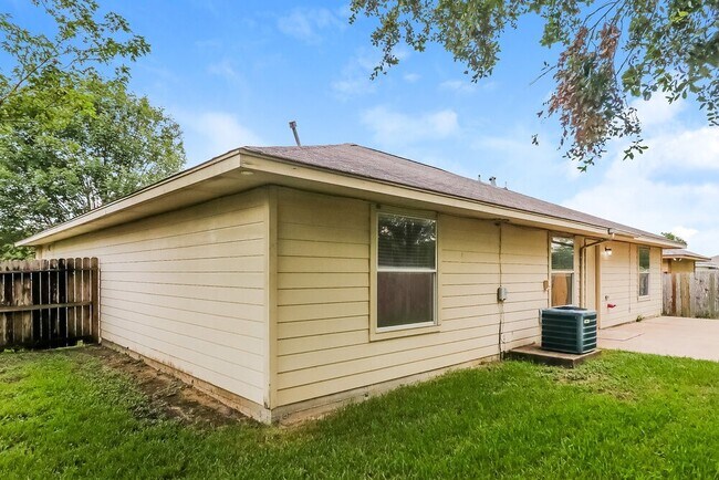 Building Photo - 10902 Ivy Park