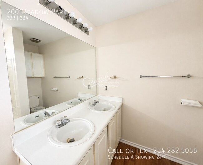 Building Photo - 200 Meadow Park Dr