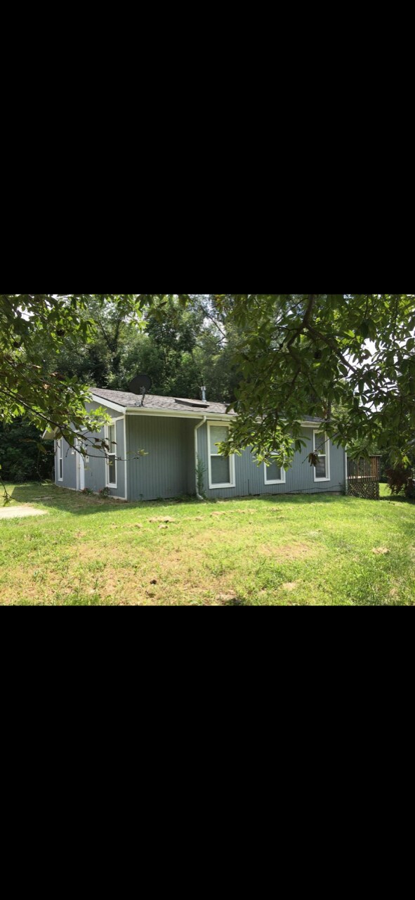 Building Photo - 1926 Summit Dr