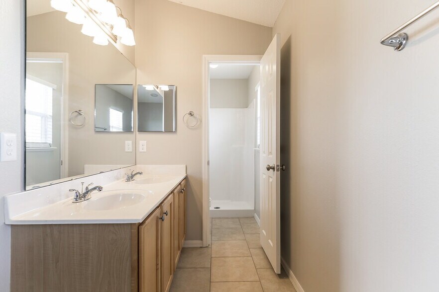 Building Photo - 2902 Elbib Dr