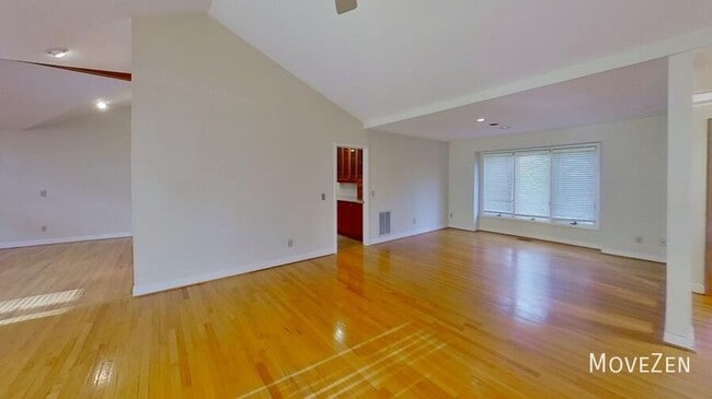 Building Photo - 2323 Ridgefield Dr