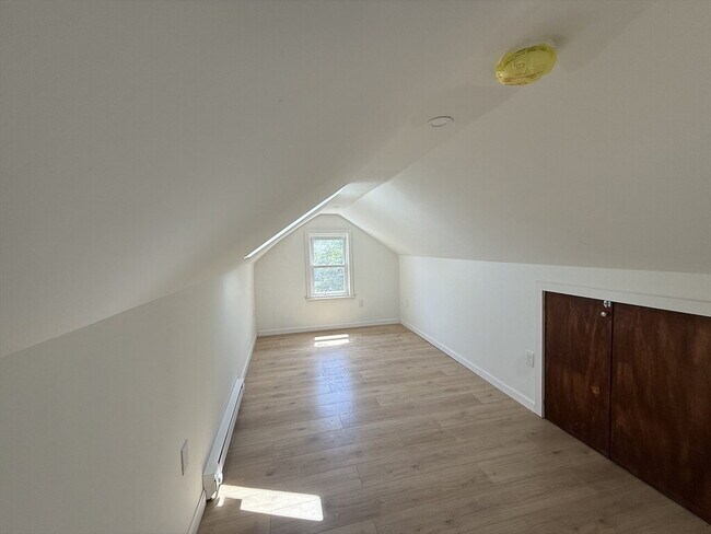 Building Photo - 135 Mills St