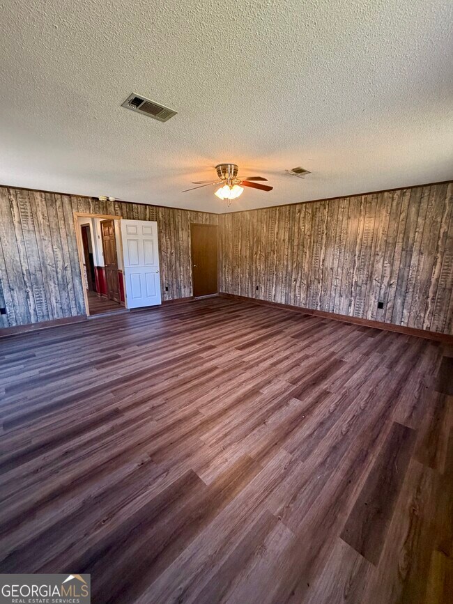 Building Photo - 131 Foxwood Cir