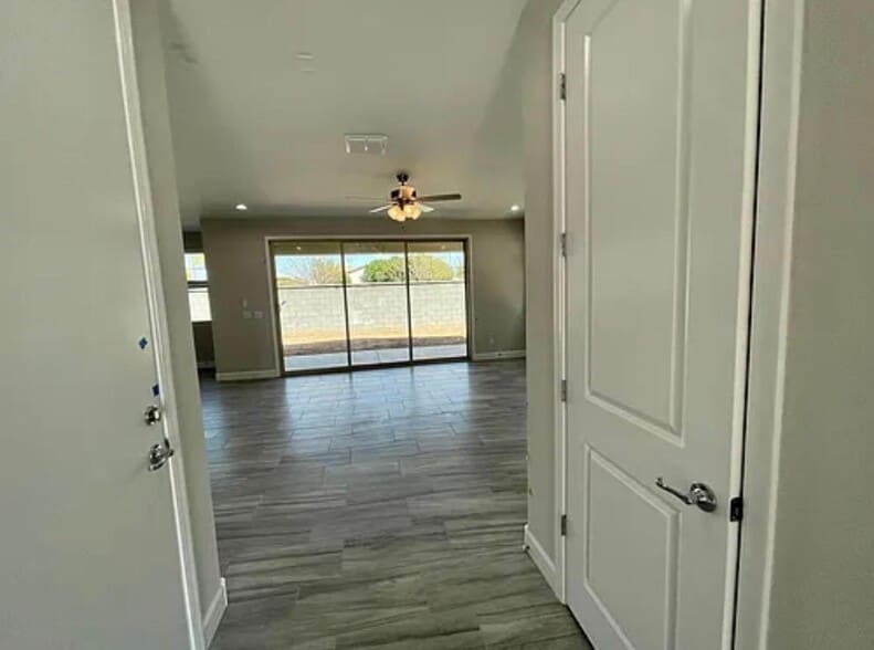 Building Photo - 628 W Derringer Way