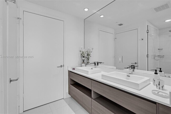 Building Photo - 460 NE 28th St