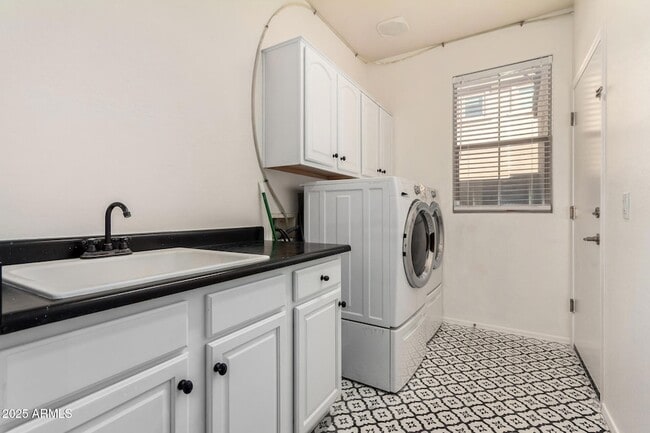 Building Photo - 21090 E Munoz St