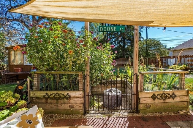 Building Photo - Spacious 4BR Home with Finished Lower Level & Fenced Yard in Upper Arlington