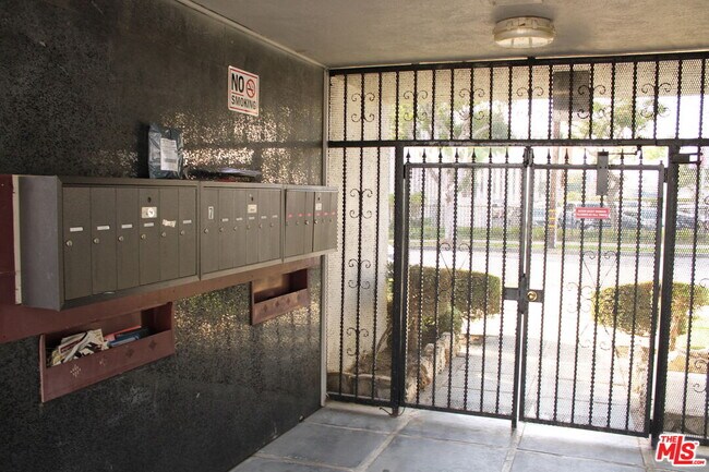 Building Photo - 1026 S Flower St