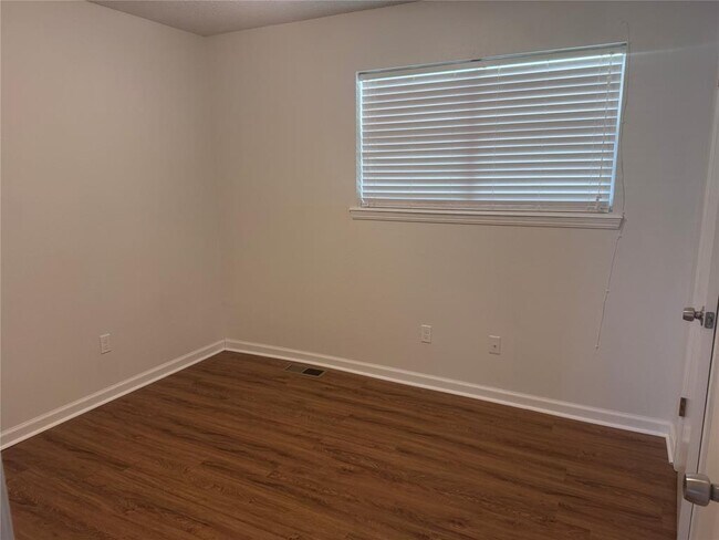 Building Photo - 425 Meadow Lake Dr